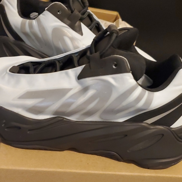 700 MNVN ADIDAS YEEZY BOOST US 7.5/UK 7 - Picture 10 of 10